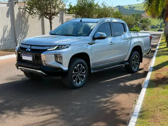 MITSUBISHI L200 TRITON 2.4 16V TURBO DIESEL SPORT HPE-S CD 4P 4X4 AUTOMÁTICO MITSUBISHI L200 TRITON 2.4 16V TURBO DIESEL SPORT HPE-S CD 4P 4X4 AUTOMÁTICO