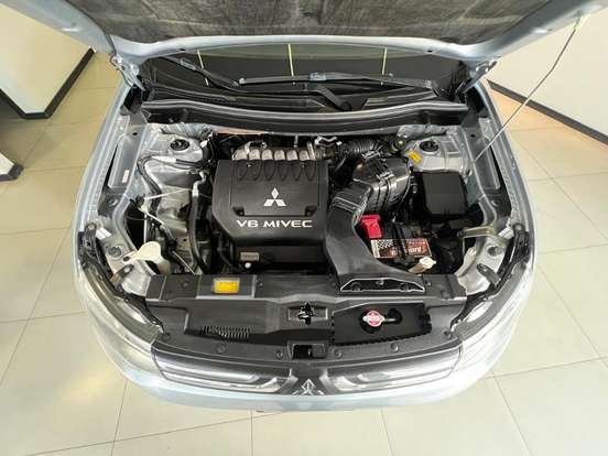 MITSUBISHI-OUTLANDER-3.0 GT 4X4 V6 24V GASOLINA 4P AUTOMÁTICO MITSUBISHI-OUTLANDER-2013