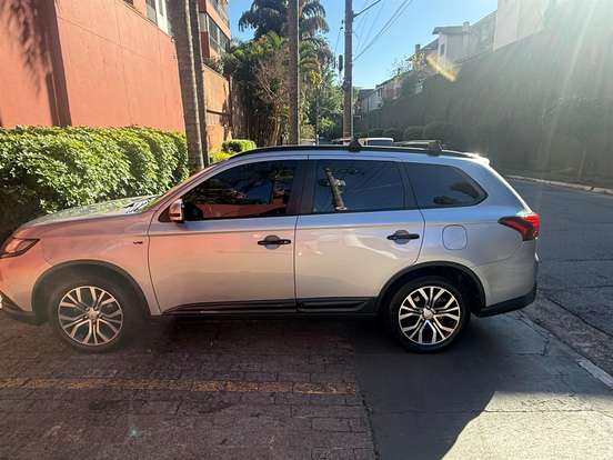 MITSUBISHI-OUTLANDER-3.0 GT 4X4 V6 24V GASOLINA 4P AUTOMÁTICO MITSUBISHI-OUTLANDER-2015