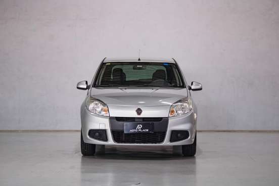 RENAULT-SANDERO-2012