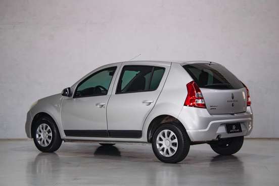 RENAULT-SANDERO-2012