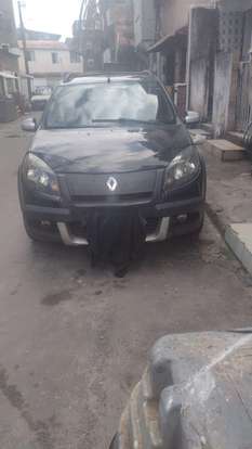 RENAULT-SANDERO-2011