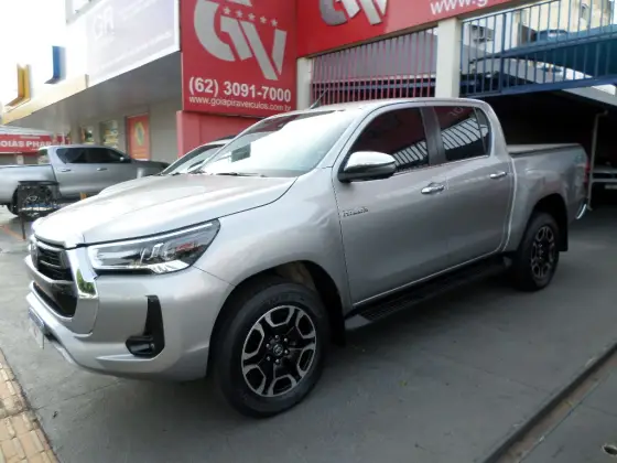 TOYOTA HILUX 2.8 D-4D TURBO DIESEL CD SRX 4X4 AUTOMÁTICO TOYOTA HILUX 2.8 D-4D TURBO DIESEL CD SRX 4X4 AUTOMÁTICO