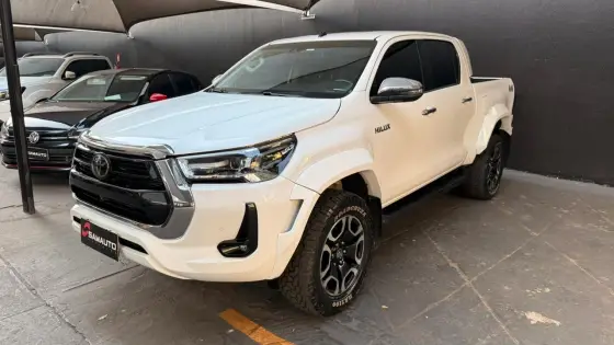 TOYOTA HILUX 2.8 D-4D TURBO DIESEL CD SRX 4X4 AUTOMÁTICO