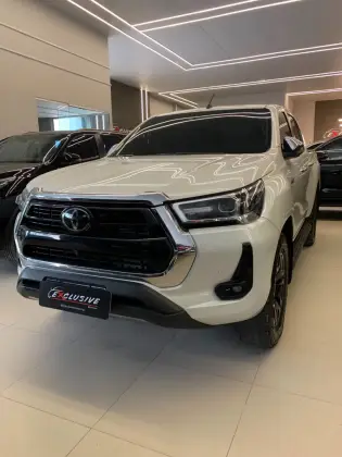 TOYOTA HILUX 2.8 D-4D TURBO DIESEL CD SRX 4X4 AUTOMÁTICO TOYOTA HILUX 2.8 D-4D TURBO DIESEL CD SRX 4X4 AUTOMÁTICO