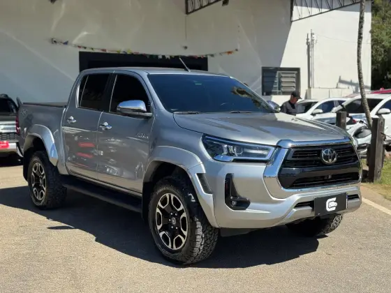 TOYOTA HILUX 2.8 D-4D TURBO DIESEL CD SRX PLUS 4X4 AUTOMÁTICO