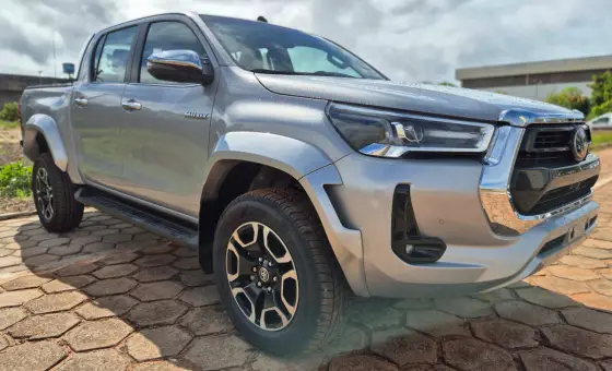 TOYOTA HILUX 2.8 D-4D TURBO DIESEL CD SRX PLUS 4X4 AUTOMÁTICO TOYOTA HILUX 2.8 D-4D TURBO DIESEL CD SRX PLUS 4X4 AUTOMÁTICO