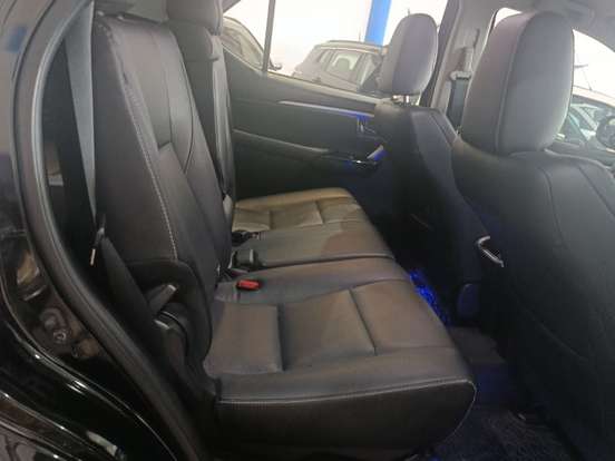 TOYOTA-HILUX-2.8 D-4D TURBO DIESEL CD SRX 4X4 AUTOMÁTICO TOYOTA-HILUX-2023