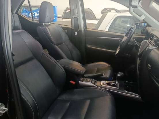 TOYOTA-HILUX-2.8 D-4D TURBO DIESEL CD SRX 4X4 AUTOMÁTICO TOYOTA-HILUX-2023