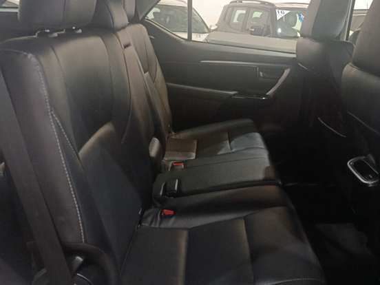 TOYOTA-HILUX-2.8 D-4D TURBO DIESEL CD SRX 4X4 AUTOMÁTICO TOYOTA-HILUX-2023