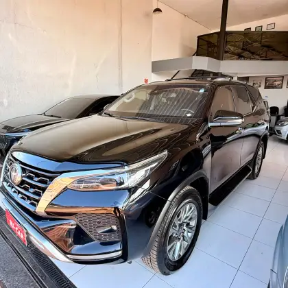 TOYOTA HILUX SW4 2.8 D-4D TURBO DIESEL SRX 4X4 AUTOMÁTICO TOYOTA HILUX SW4 2.8 D-4D TURBO DIESEL SRX 4X4 AUTOMÁTICO