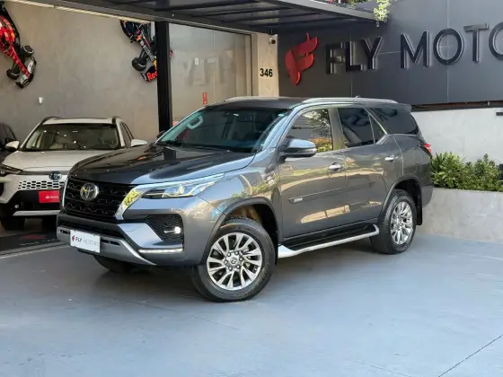 TOYOTA HILUX SW4 2.8 D-4D TURBO DIESEL SRX 7L 4X4 AUTOMÁTICO TOYOTA HILUX SW4 2.8 D-4D TURBO DIESEL SRX 7L 4X4 AUTOMÁTICO