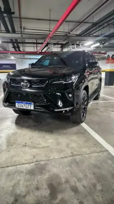 TOYOTA HILUX SW4 2.8 D-4D TURBO DIESEL SRX PLATINUM 7L 4X4 AUTOMÁTICO TOYOTA HILUX SW4 2.8 D-4D TURBO DIESEL SRX PLATINUM 7L 4X4 AUTOMÁTICO