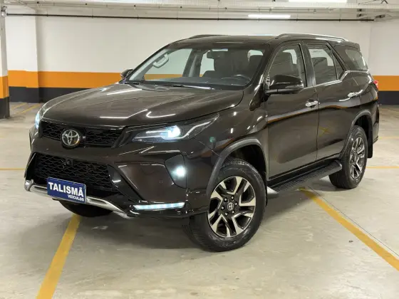 TOYOTA HILUX SW4 2.8 D-4D TURBO DIESEL SRX PLATINUM 7L 4X4 AUTOMÁTICO TOYOTA HILUX SW4 2.8 D-4D TURBO DIESEL SRX PLATINUM 7L 4X4 AUTOMÁTICO