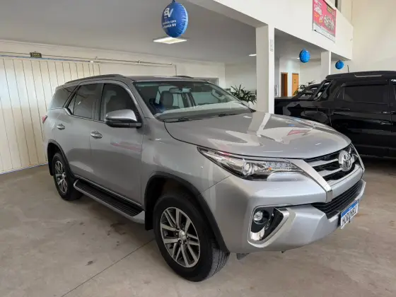 TOYOTA HILUX SW4 2.8 SRX 4X4 7 LUGARES 16V TURBO INTERCOOLER DIESEL 4P AUTOMÁTICO TOYOTA HILUX SW4 2.8 SRX 4X4 7 LUGARES 16V TURBO INTERCOOLER DIESEL 4P AUTOMÁTICO