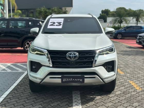 TOYOTA HILUX SW4 2.8 D-4D TURBO DIESEL SRX 7L 4X4 AUTOMÁTICO