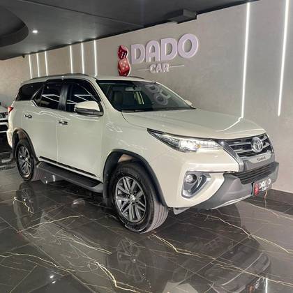 TOYOTA HILUX SW4 2.8 SRX 4X4 7 LUGARES 16V TURBO INTERCOOLER DIESEL 4P AUTOMÁTICO