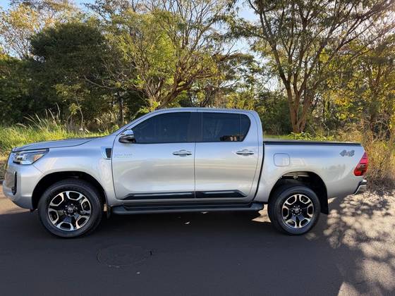TOYOTA HILUX 2.8 D-4D TURBO DIESEL CD SRV 4X4 AUTOMÁTICO