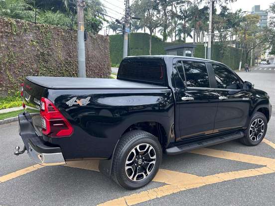 TOYOTA-HILUX-2.8 D-4D TURBO DIESEL CD SRX 4X4 AUTOMÁTICO TOYOTA-HILUX-2025