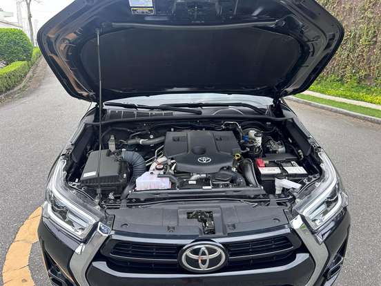 TOYOTA-HILUX-2.8 D-4D TURBO DIESEL CD SRX 4X4 AUTOMÁTICO TOYOTA-HILUX-2025