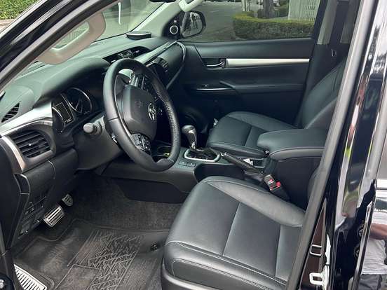 TOYOTA-HILUX-2.8 D-4D TURBO DIESEL CD SRX 4X4 AUTOMÁTICO TOYOTA-HILUX-2025