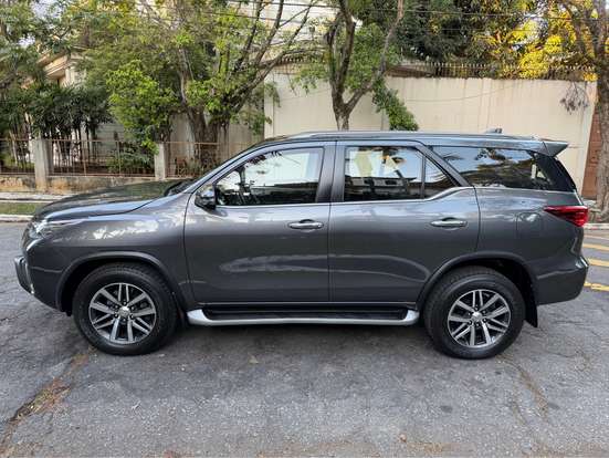 TOYOTA-HILUX SW4-2.8 SRX 4X4 7 LUGARES 16V TURBO INTERCOOLER DIESEL 4P AUTOMÁTICO TOYOTA-HILUX SW4-2018