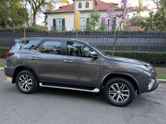 TOYOTA-HILUX SW4-2.8 SRX 4X4 7 LUGARES 16V TURBO INTERCOOLER DIESEL 4P AUTOMÁTICO TOYOTA-HILUX SW4-2018