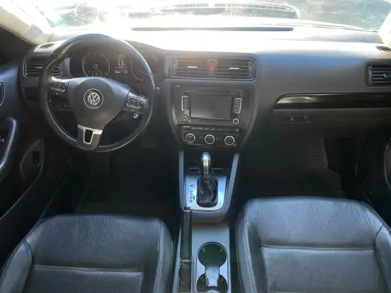 VOLKSWAGEN-JETTA-2013