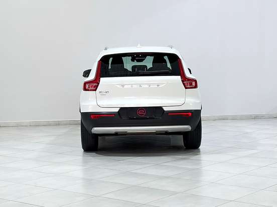 VOLVO-XC40-2020