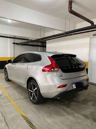 VOLVO-V40-2016