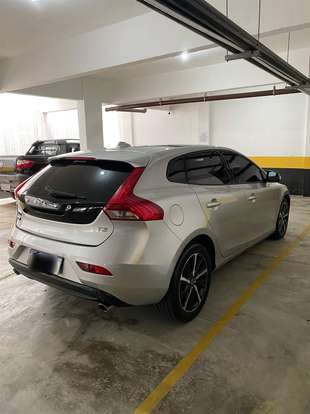 VOLVO-V40-2016