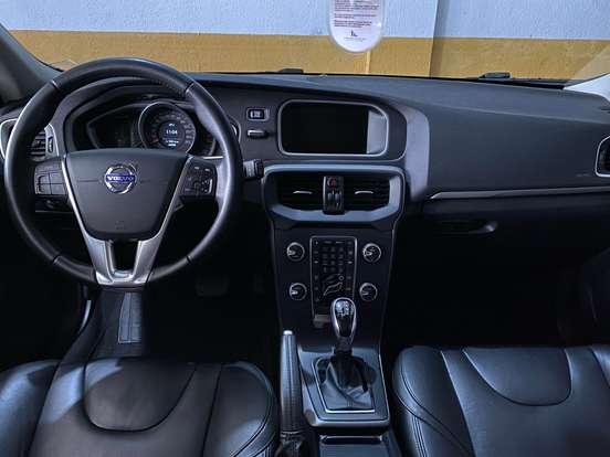VOLVO-V40-2016