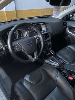 VOLVO-V40-2016