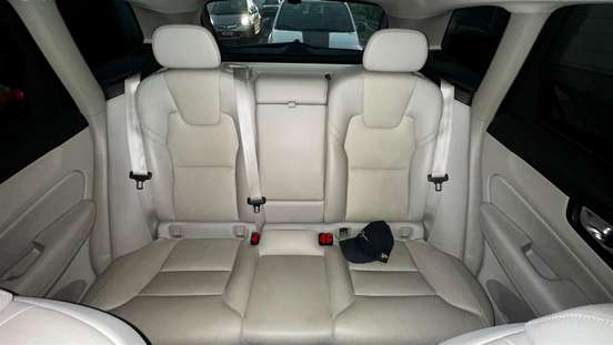 VOLVO-XC60-2023