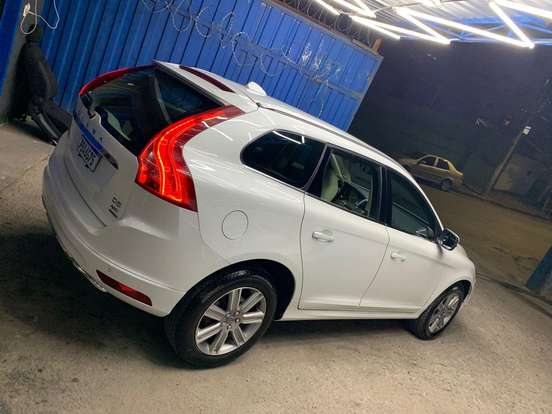 VOLVO-XC60-2017