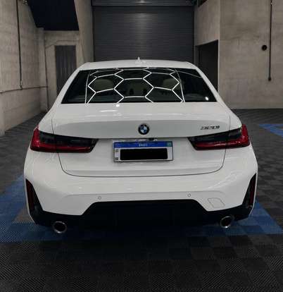 BMW-320i-2023