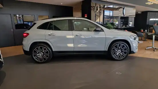 MERCEDES-BENZ-GLA 200-2026