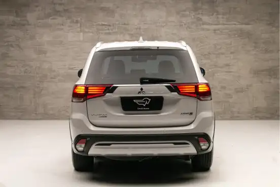 MITSUBISHI-OUTLANDER-2021