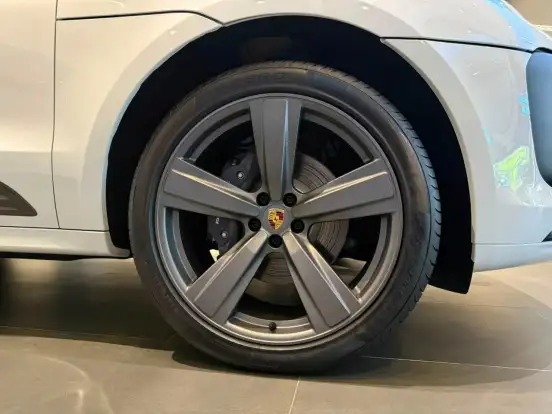 PORSCHE-MACAN-2025