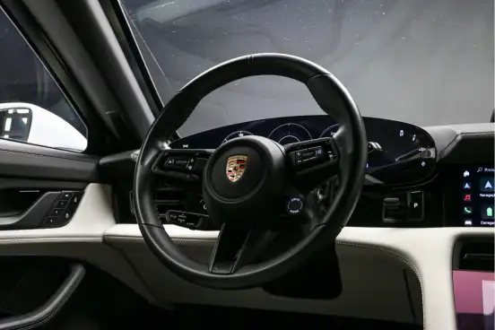 PORSCHE-TAYCAN-2023