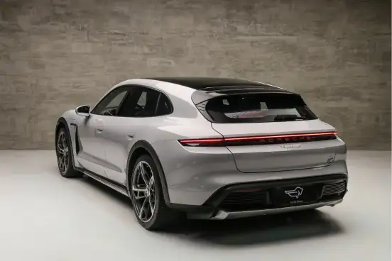 PORSCHE-TAYCAN-2023
