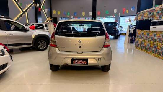 RENAULT-SANDERO-2011