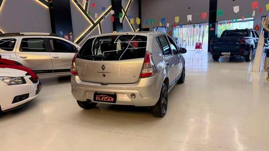 RENAULT-SANDERO-2011