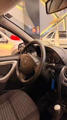 RENAULT-SANDERO-2011