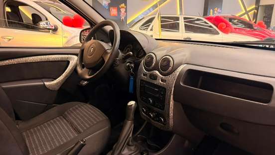 RENAULT-SANDERO-2011
