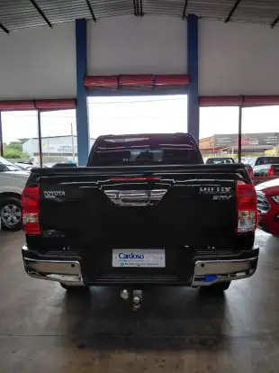 TOYOTA-HILUX-2023