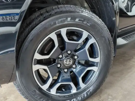 TOYOTA-HILUX-2.8 D-4D TURBO DIESEL CD SRV 4X4 AUTOMÁTICO TOYOTA-HILUX-2023