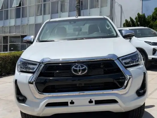 TOYOTA-HILUX-2.8 D-4D TURBO DIESEL CD SRX 4X4 AUTOMÁTICO TOYOTA-HILUX-2025