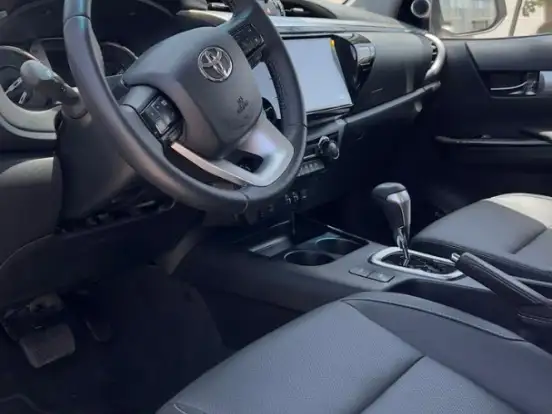TOYOTA-HILUX-2.8 D-4D TURBO DIESEL CD SRX 4X4 AUTOMÁTICO TOYOTA-HILUX-2025