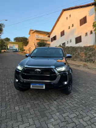 TOYOTA HILUX 2.8 D-4D TURBO DIESEL CD SRX PLUS 4X4 AUTOMÁTICO